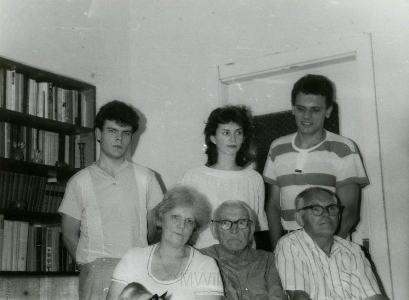 KKE 4174-147.jpg - Fotografia rodzinna Zabagońskich. Od lewej w dolnym rzędzie Aleksandra Zabagońska, pierwszy od prawej w górnym rzędzie stoi  Jerzy Zabagoński